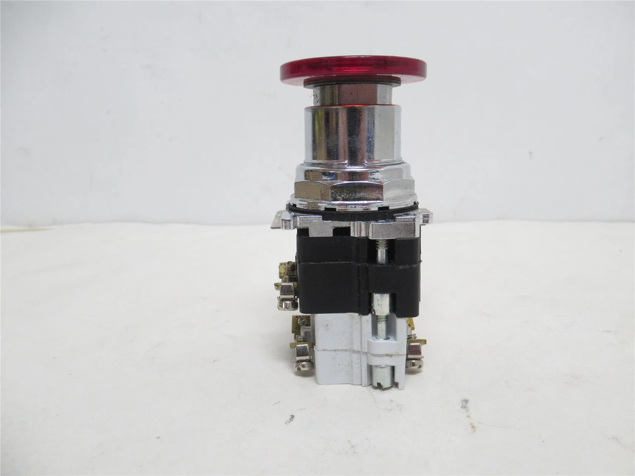 Eaton 10250T1063LRD06-1X; Illuminated Push-Pull Operator; Red