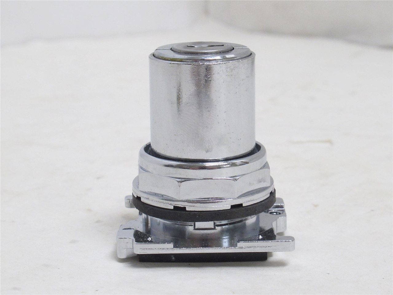 Cutler-Hammer 10250T15234; Keyed Push-Button; 4-Pos; CAM: 3