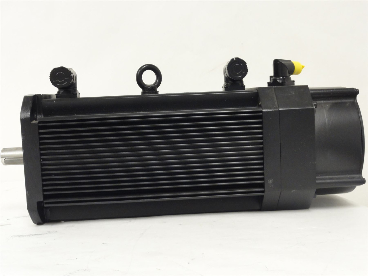 Lenze MCA17N17-RS0B0; Servo Motor; 5.1HP; 390V; 1680 RPM