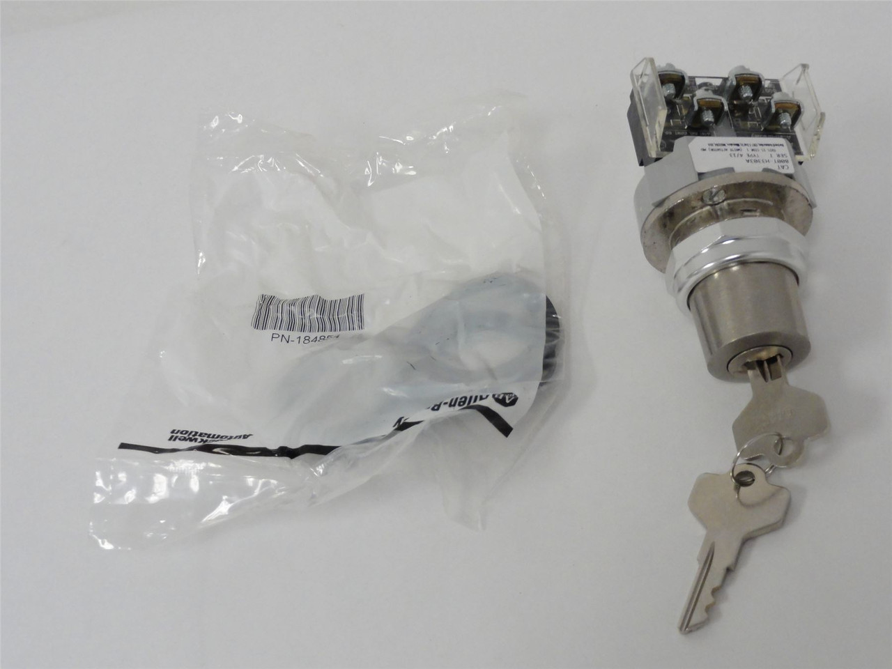 Allen-Bradley 800T-H3303A; Selector Switch 1NO/1NC 2 Position