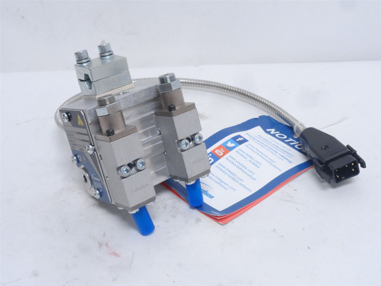 Nordson 8511604; Hot Melt Glue Gun; 2-Tip; 240VAC; 250 Watts