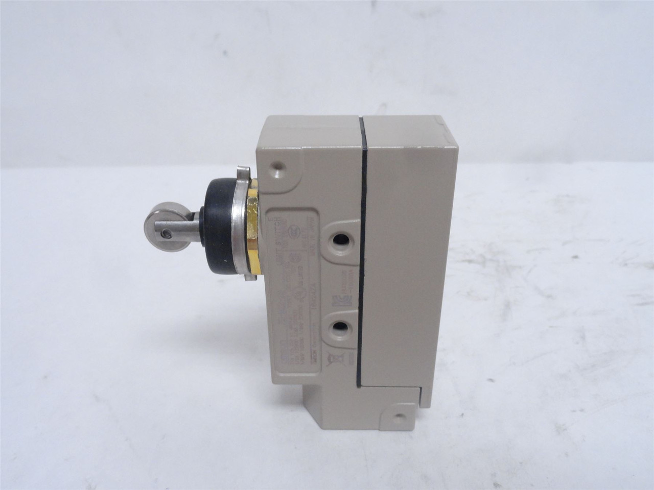 Omron ZE-N22-2S; Side Plunger Head Limit Switch 15A; 125VAC;