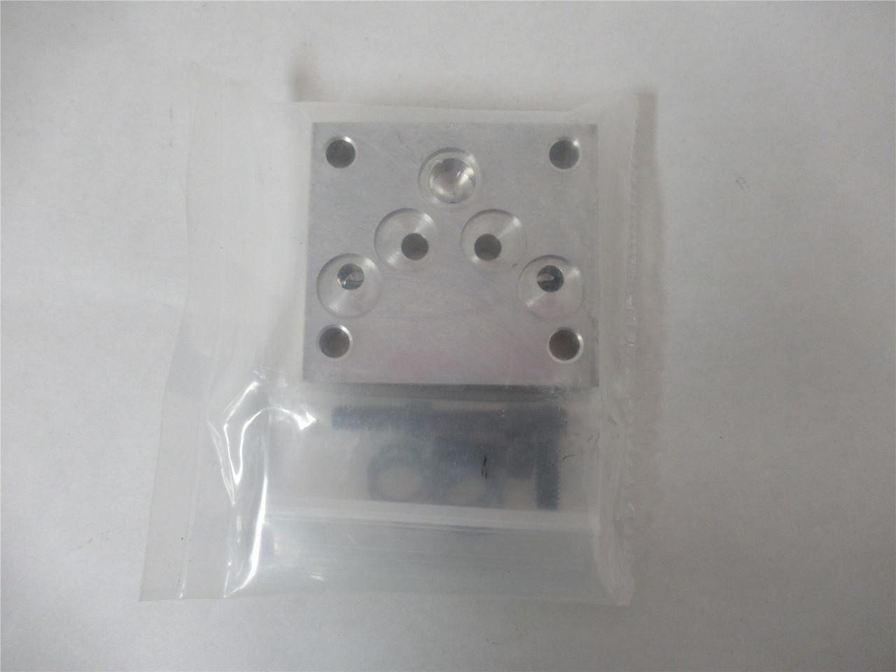 Daman AD03D05VABA; Hydraulic Valve Adapter 3000Psi Rating