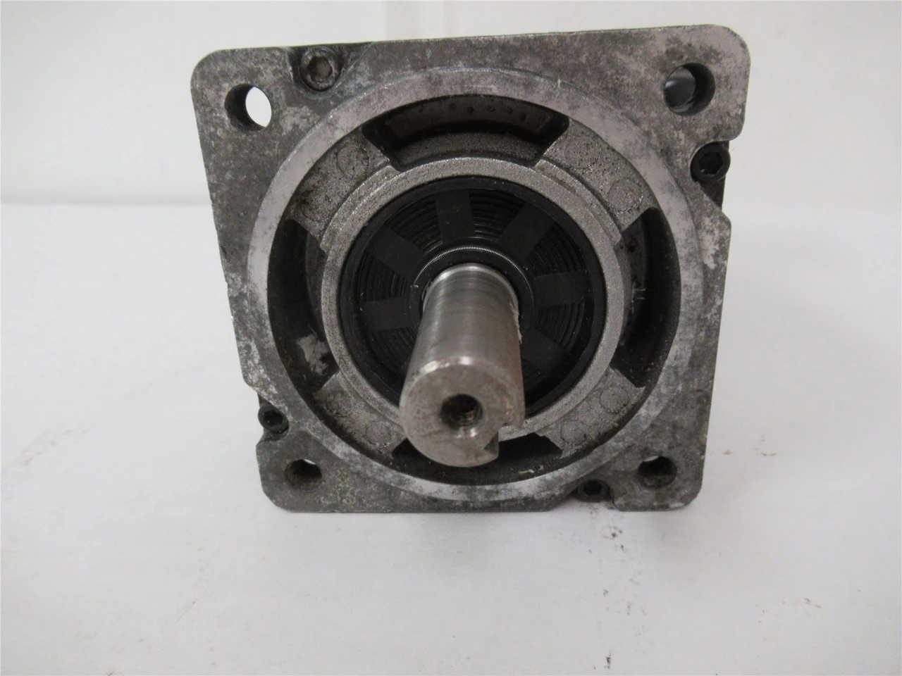 Allen-Bradley MPL-B330P-SJ72AA; Servo Motor 200V 5000 RPM 3 Phase