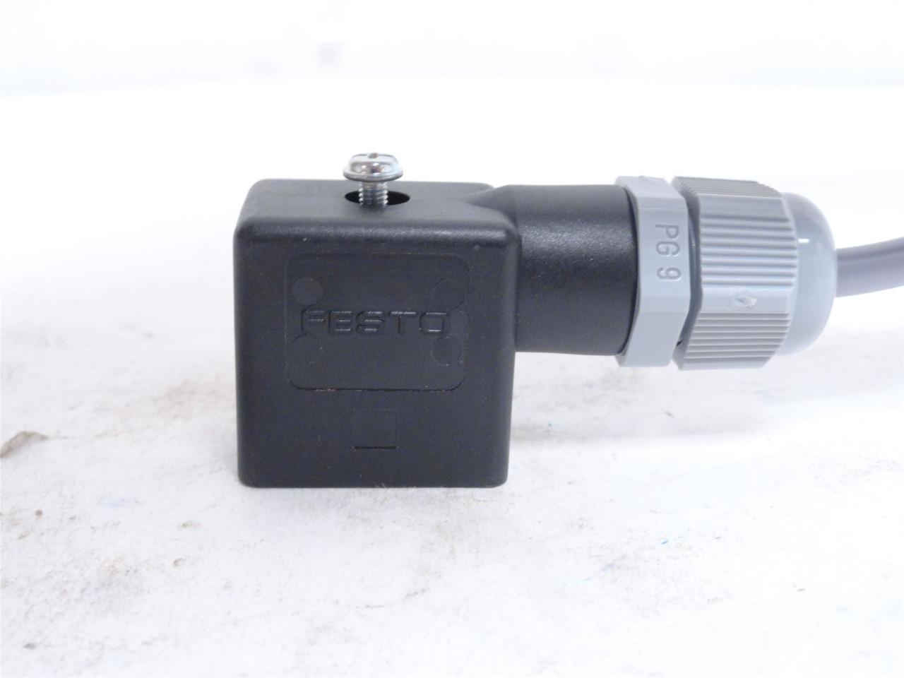 Festo NEBV-Z4WA2L-R-E-5-N-LE2-S1; Connector Cable STEA215