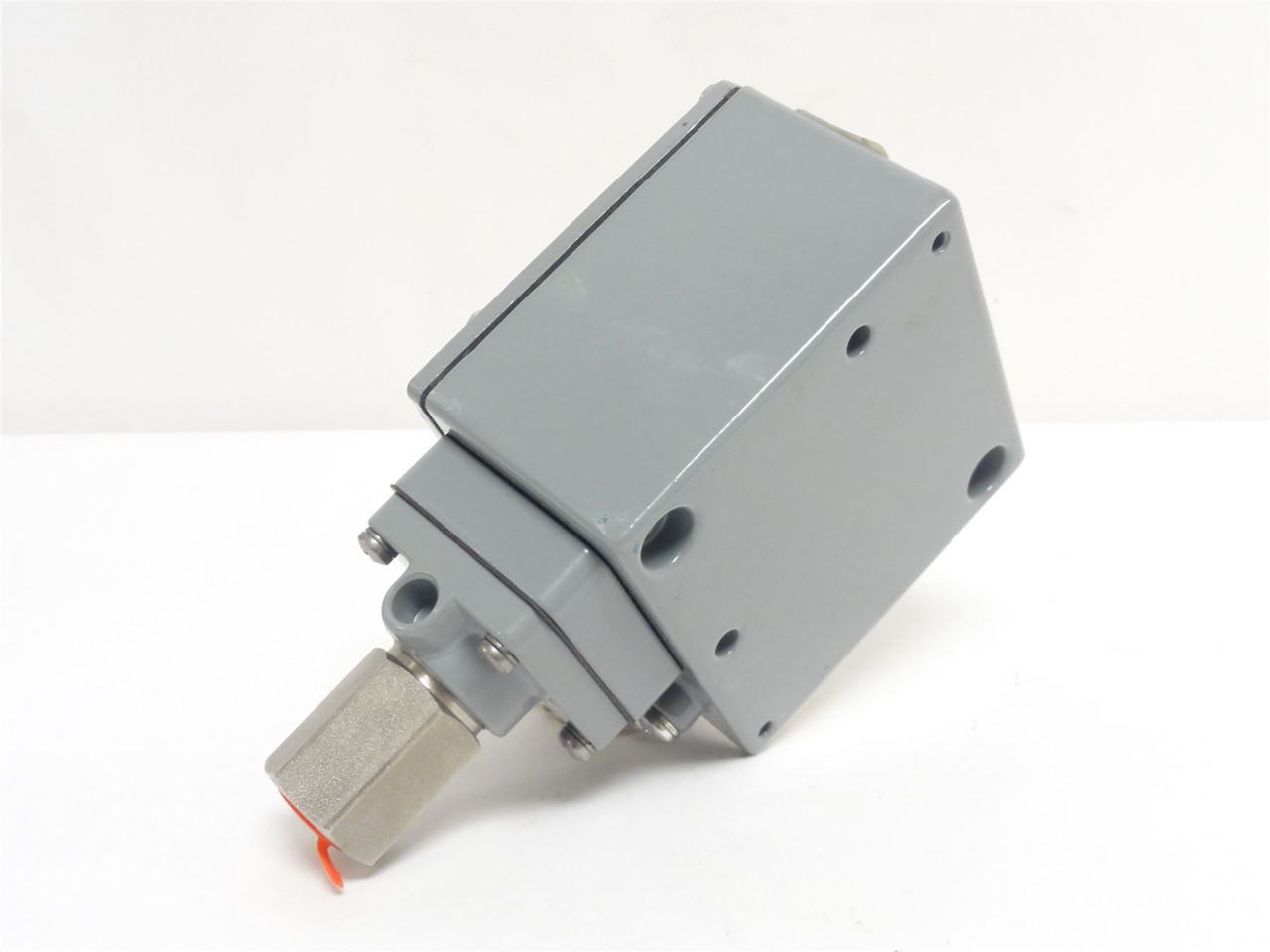 Square D 9012GCW2; Pressure Switch; 90-2900PSI; 600VAC; 1/4NPT