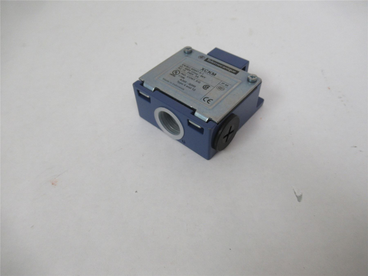 Telemecanique ZCKM1H29; Limit Switch 3 A 240 V; AC-15