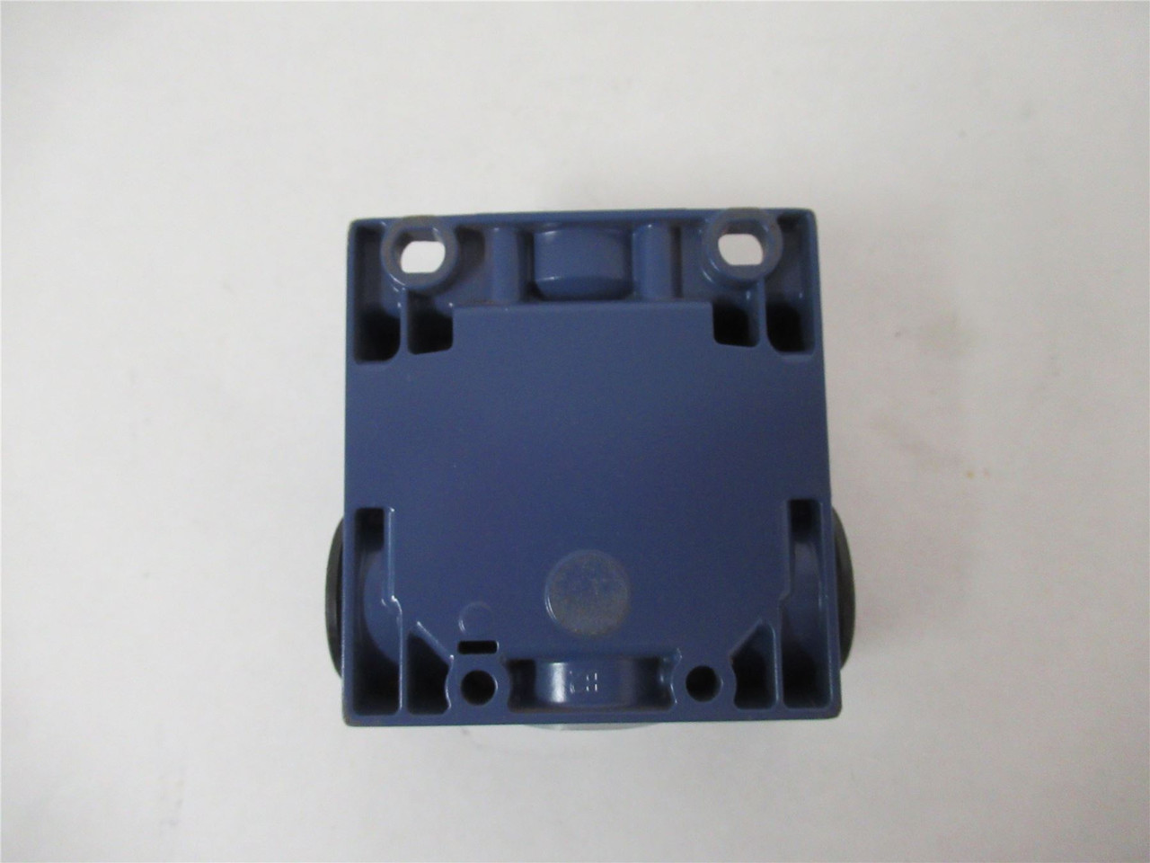 Telemecanique ZCKM1H29; Limit Switch 3 A 240 V; AC-15
