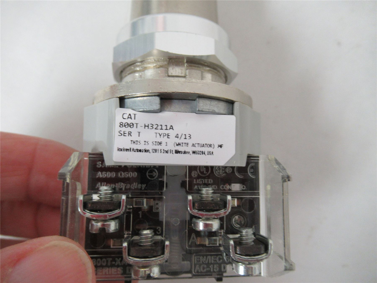 Allen-Bradley 800T-H3211A; Selector Switch 2 Position 30mm