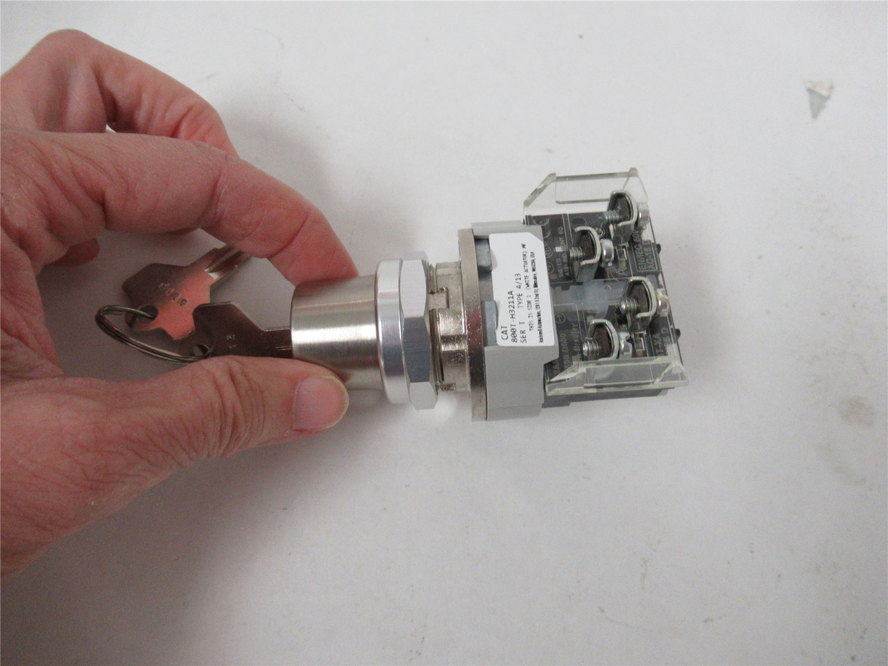 Allen-Bradley 800T-H3211A; Selector Switch 2 Position 30mm