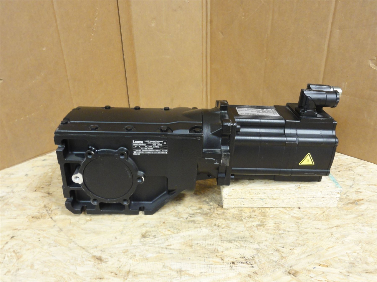 Lenze G50BB124MVAR2C; Servo-Gear Motor; 16.857:1 Ratio; 1.8kW