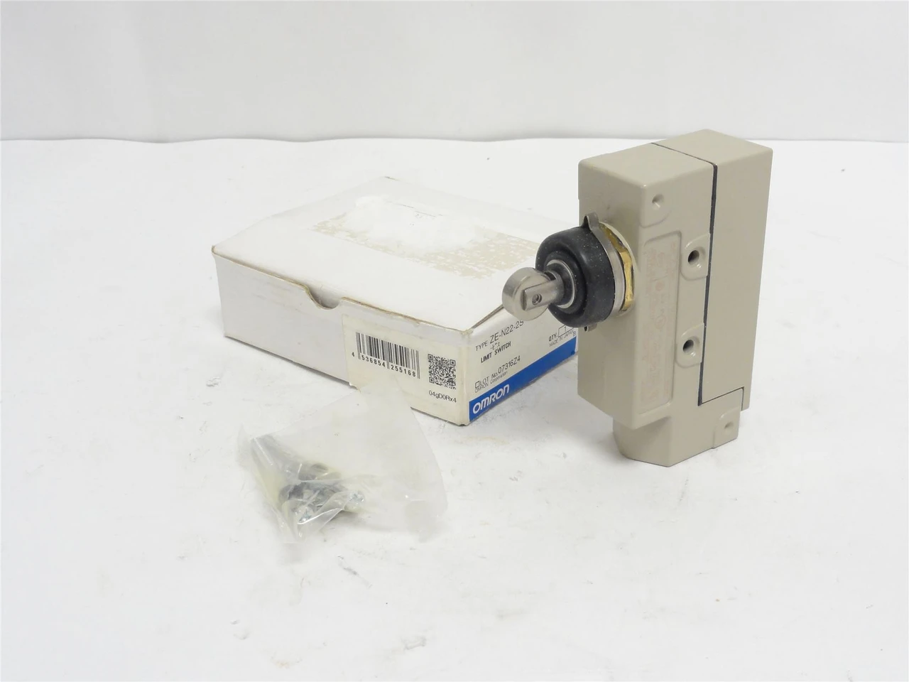 Omron ZE-N22-2S; Side Plunger Head Limit Switch 15A; 125VAC