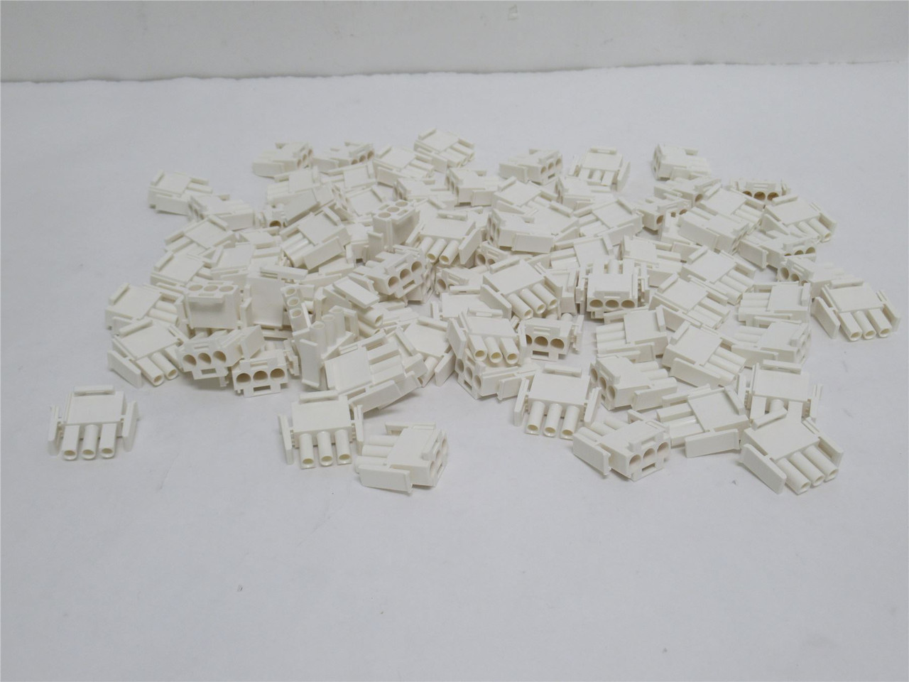 AMP 350766-1; Lot-88 Connector Plugs; 3Pos; Single Row