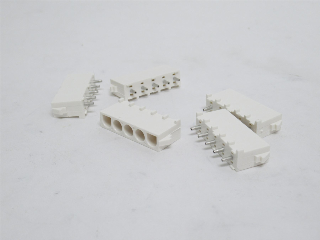AMP 640900-2; Lot-5 Vertical Head Connectors; 5Pos; 6.35mm