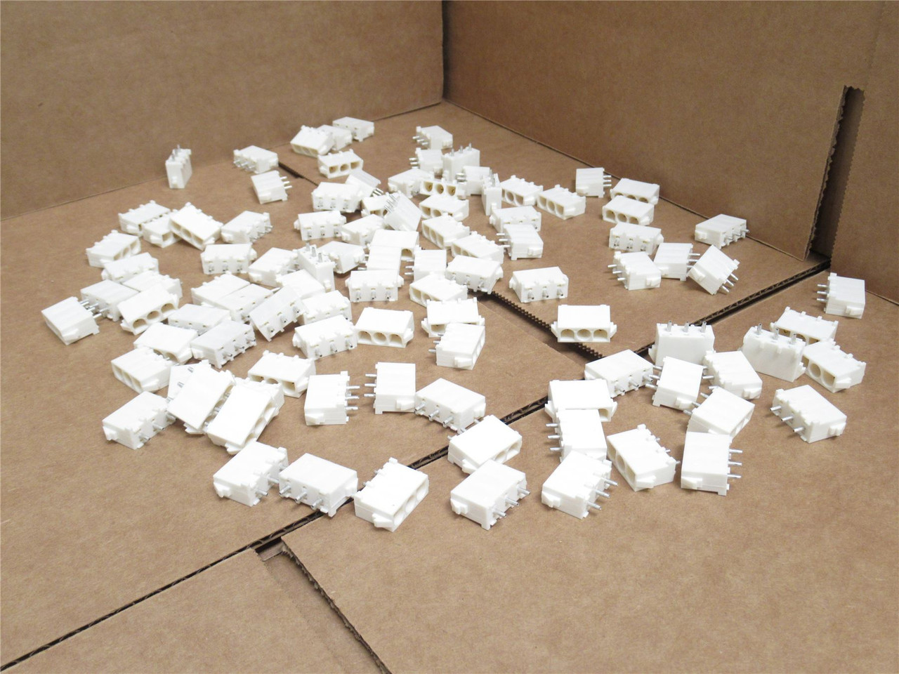 AMP 350789-2; Lot-100 Header Connector; 3Pos; 600V