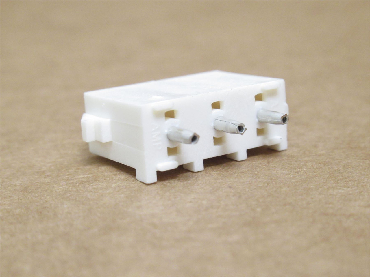 AMP 350789-2; Lot-100 Header Connector; 3Pos; 600V