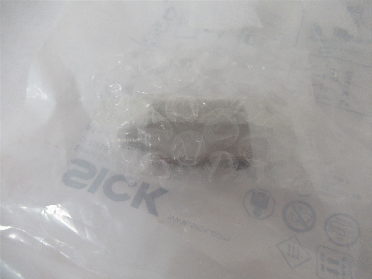 SICK GL6-FA441V; Photoelectric retroreflective sensor V4A SST