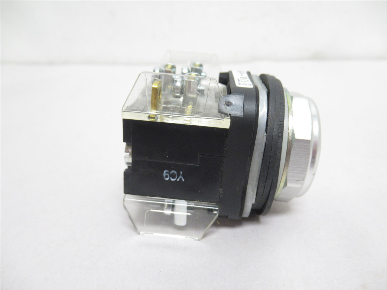 Allen-Bradley 800T-A2A; Flush Black Push Button; 10A; 600VAC