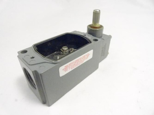 Allen-Bradley 802R-ALFW5; Limit Switch (Missing Cover)