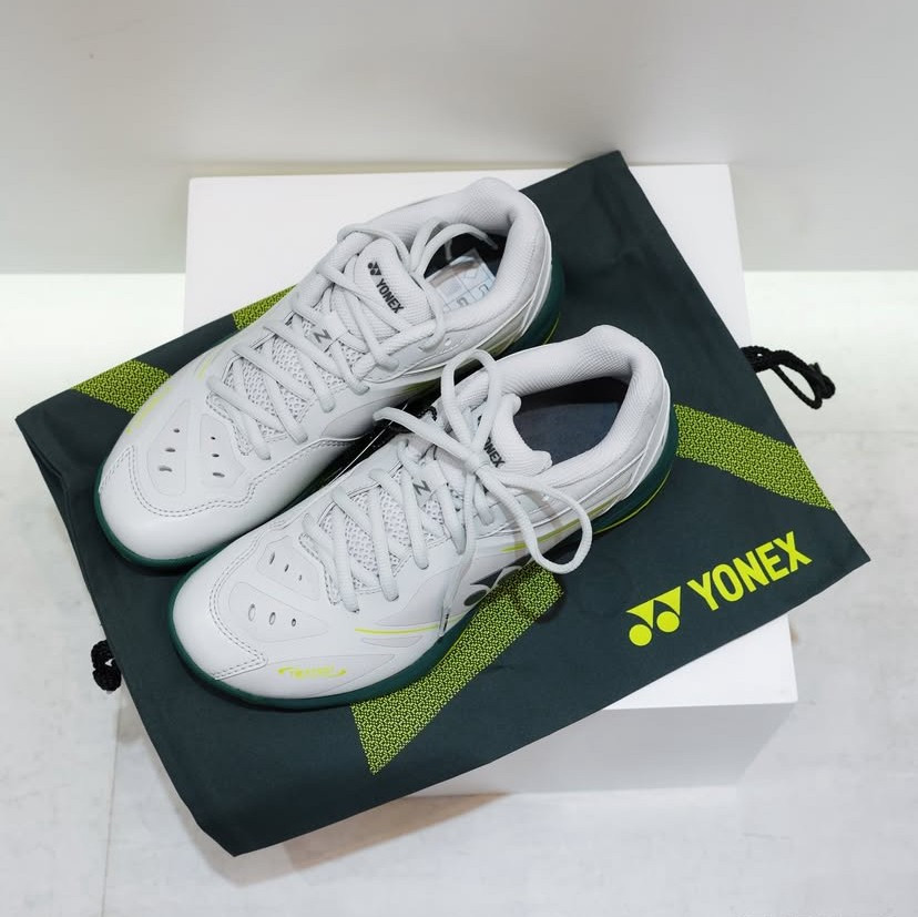 YONEX POWER CUSHION 65Z VA WOMENS LIMITED EDITION - GRAYISH BEIGE