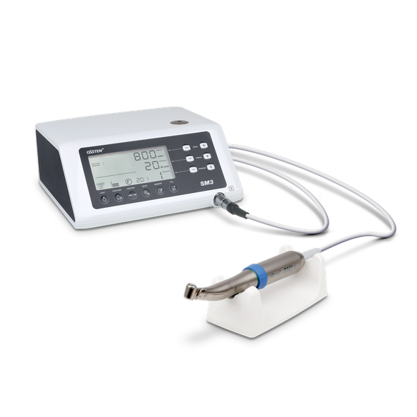 SM3 Cerrahi Motor; 80 Ncm tork, 40.000 rpm hız, tork kalibrasyonu, üç seviyeli LED aydınlatma ve programlanabilir çalışma seçenekleri sunar.