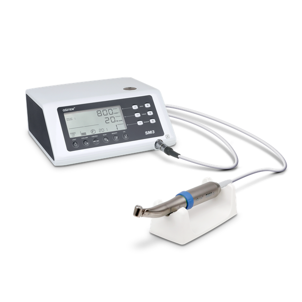 SM3 Cerrahi Motor; 80 Ncm tork, 40.000 rpm hız, tork kalibrasyonu, üç seviyeli LED aydınlatma ve programlanabilir çalışma seçenekleri sunar.