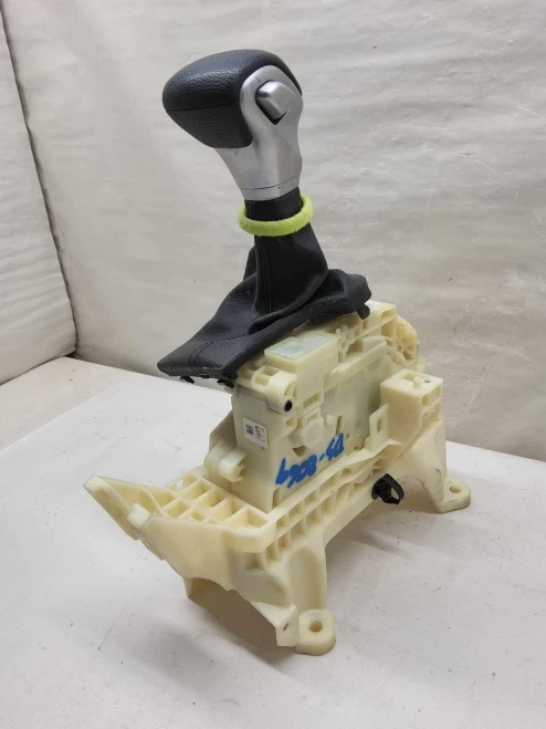Kia Forte 46700M61110KBM Used OEM Floor Shifter