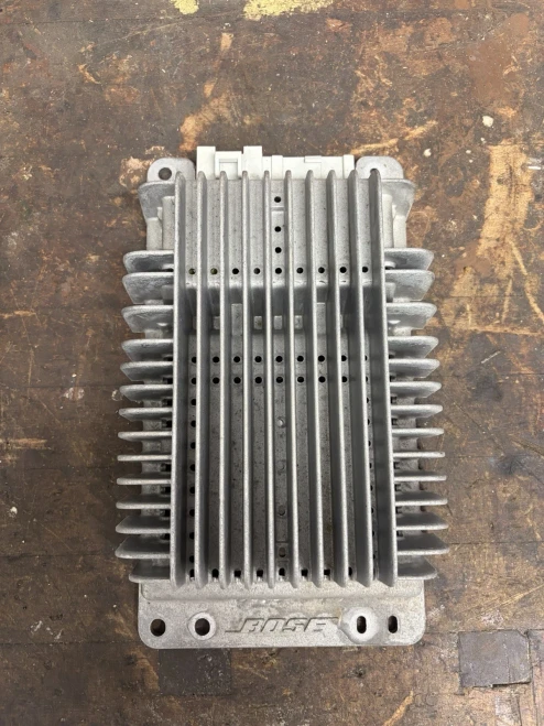 2003-2006 Chevrolet Suburban 15054673 Used OEM Audio Amplifier