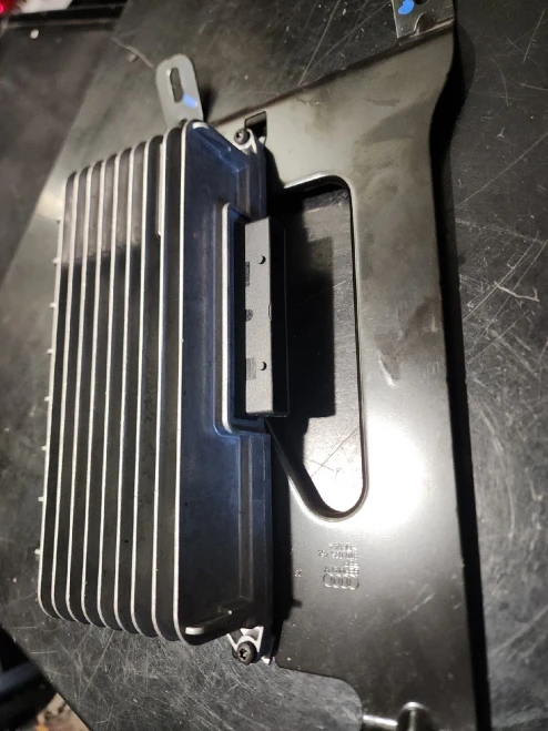 2010 Audi A4 8T0035223AH Used OEM Audio Amplifier