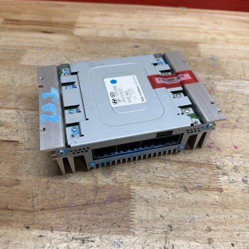 2013-2014 Hyundai Veloster 963702V001 Used OEM Audio Amplifier