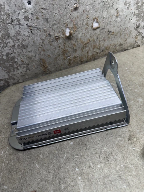 Kia Soul 963702K600 Used OEM Audio Amplifier
