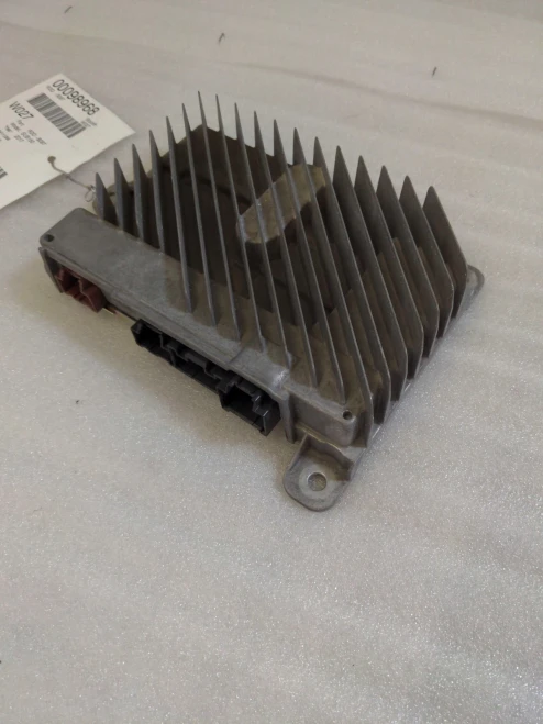 GMC Suburban 84111298 Used OEM Audio Amplifier