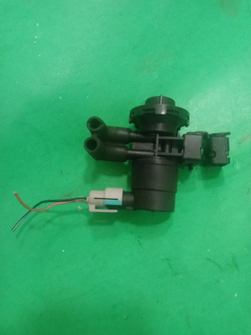 Chrysler 04669475AB Used OEM EVAP Vapor Charcoal Canister