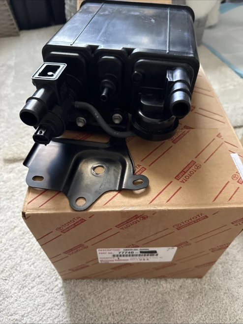 2004-2006 Lexus 7774006160 Used OEM EVAP Vapor Charcoal Canister