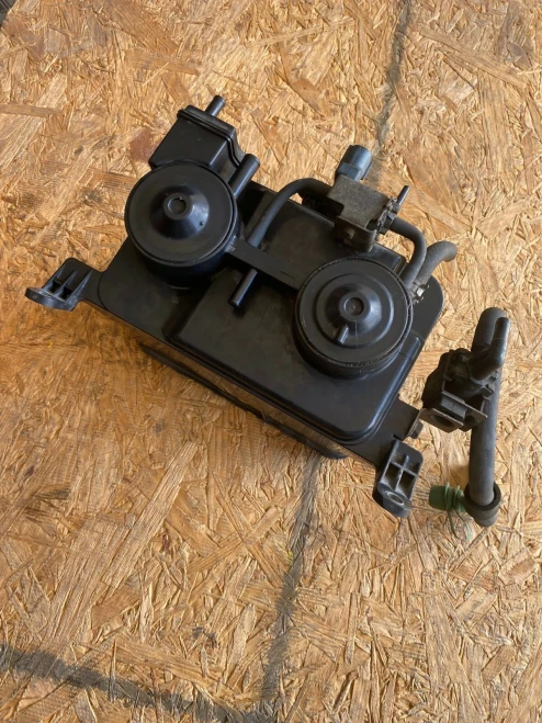 Toyota 4Runner 2.7L/3.4L Used OEM EVAP Vapor Charcoal Canister