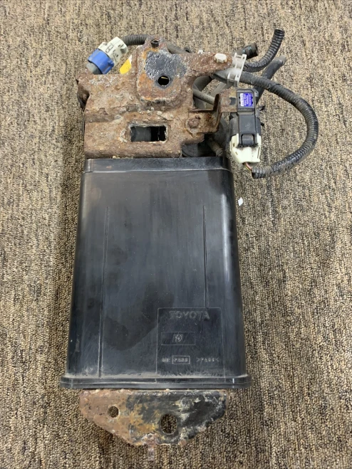 2002-2003 Toyota Camry 7774006110 3.0L/2.4L Used OEM EVAP Vapor Charcoal Canister