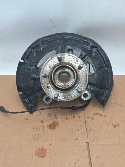2024-2025 Buick Envista 13546938 Front Right/Passenger With Hub Used OEM Steering Knuckle Spindle