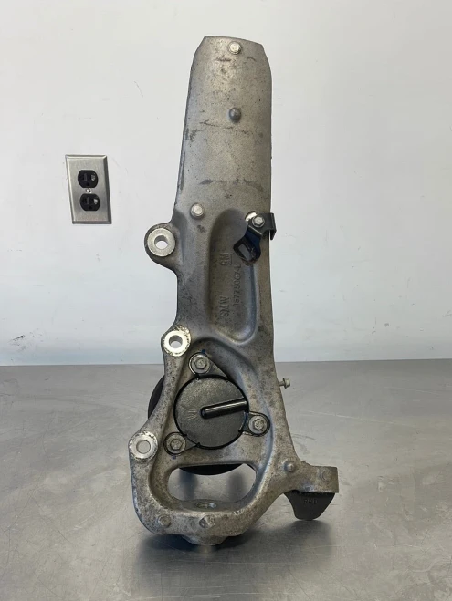 2013 Cadillac CTS 15775067 Front Left/Driver With Hub Used OEM Steering Knuckle Spindle
