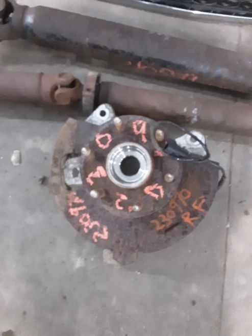 2015-2020 Cadillac Escalade 1486468 Front Right/Passenger Used OEM Steering Knuckle Spindle