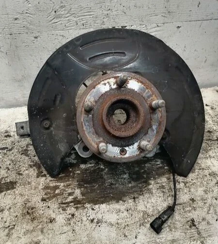 2010-2015 Chevrolet Camaro 92233626 Right/Passenger With Hub Used OEM Steering Knuckle Spindle