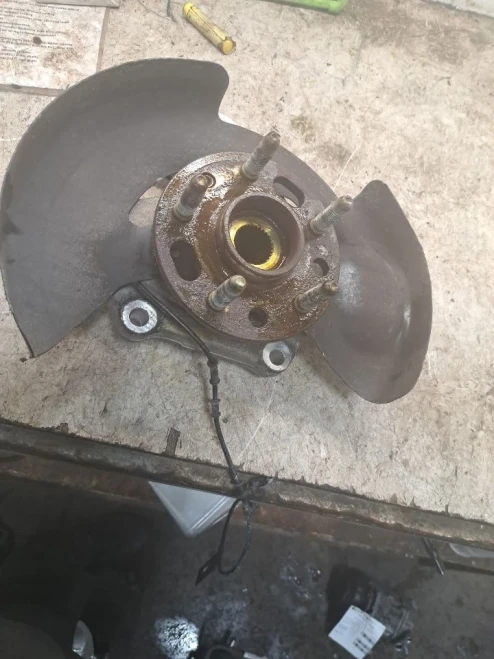 2014 Chevrolet Equinox 4392531 Front Left/Driver Used OEM Steering Knuckle Spindle
