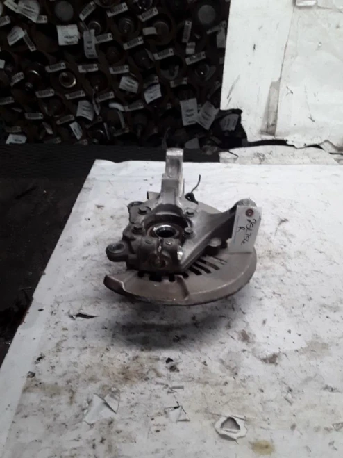 2017-2025 Chrysler Pacifica 2458924 Front Right/Passenger FWD Used OEM Steering Knuckle Spindle