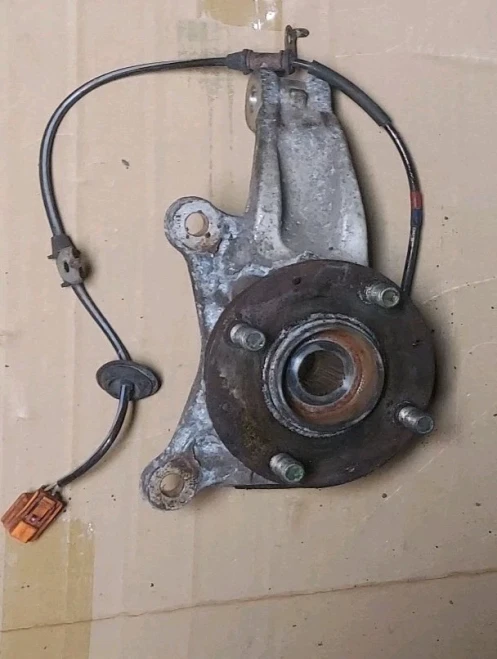 2000-2006 Honda Insight Front Left/Driver With Hub With Bearing Used OEM Steering Knuckle Spindle