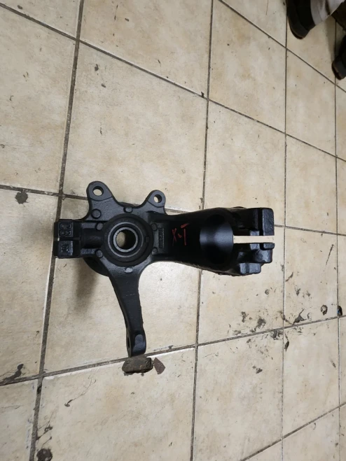2001-2008 Jaguar X-Type Front Right/Passenger With Hub With Bearing Used OEM Steering Knuckle Spindle