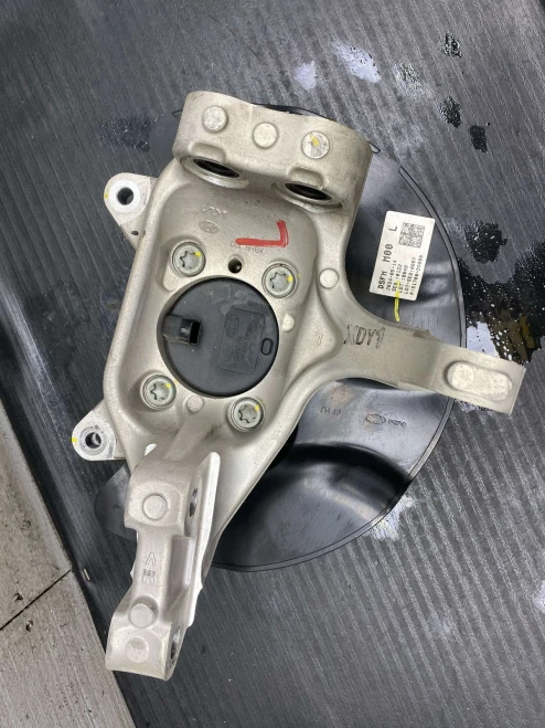 2024-2025 Kia EV9 Front Left/Driver RWD With Hub Used OEM Steering Knuckle Spindle