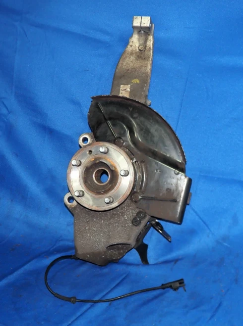 2013-2017 Land Rover Range Rover LR099026 Front Right/Passenger With Hub Used OEM Steering Knuckle Spindle