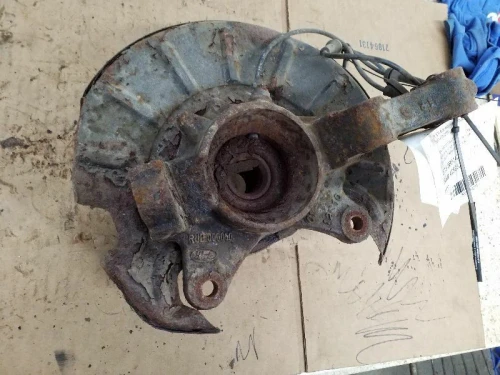 2002-2005 Land Rover Freelander Front Left/Driver Used OEM Steering Knuckle Spindle