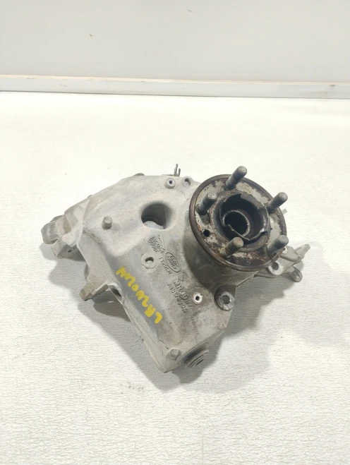 2018 Land Rover Range Rover Velar LR090543 Rear Left/Driver With Hub Used OEM Steering Knuckle Spindle