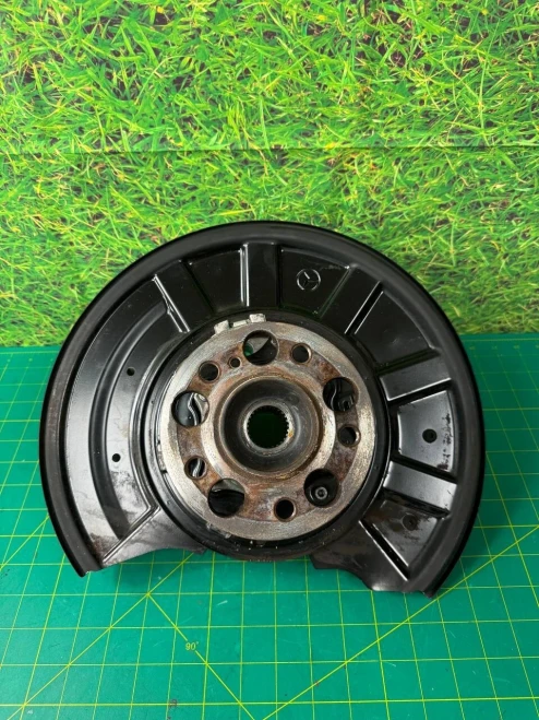 2012-2018 Mercedes-Benz CLS550 Rear Left/Driver With Hub Used OEM Steering Knuckle Spindle