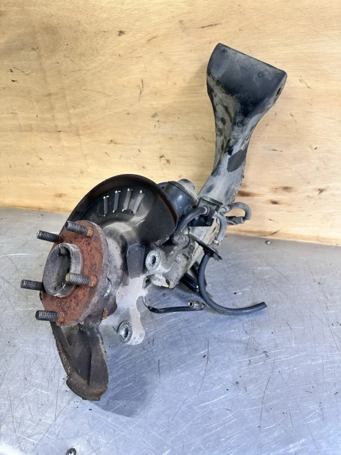 1990-1996 Nissan Front Right/Passenger With Hub Used OEM Steering Knuckle Spindle